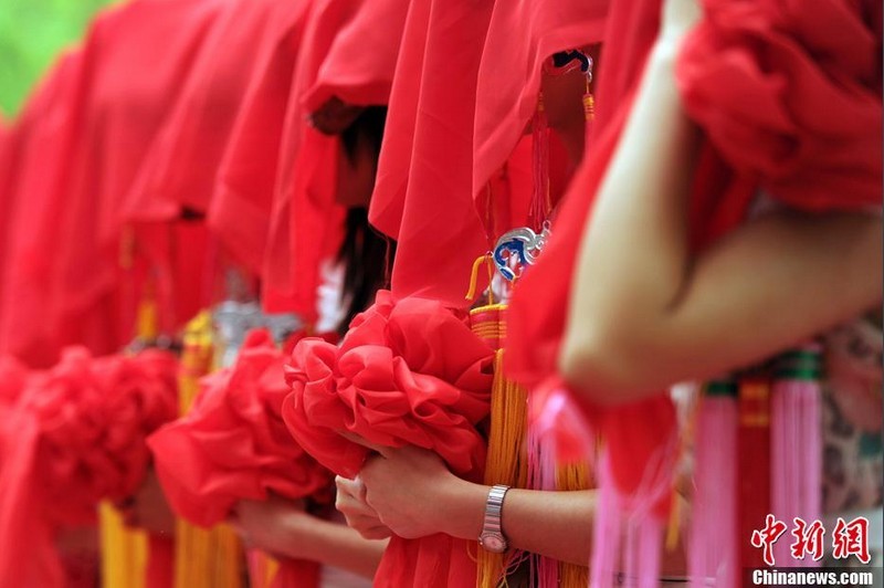 在相親角，情感被市場(chǎng)化和商業(yè)化的文化所滲透，導(dǎo)致了異化。愛(ài)、情、美被標(biāo)了價(jià)，人的價(jià)值被分割成若干內(nèi)容和等級(jí)，失去了人作為一個(gè)整體的意義。相親對(duì)象之間的明爭(zhēng)暗斗，一次次‘探底’的企圖和嘗試，也讓真正具有情感內(nèi)容的過(guò)程被舍棄了。