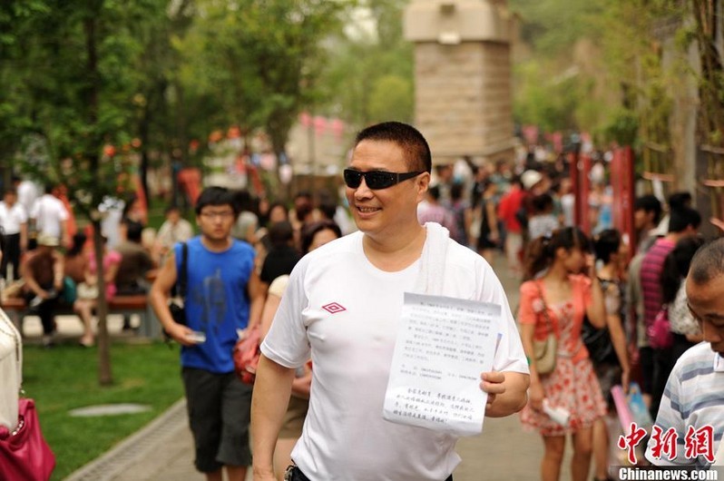 一位家長說：“到相親角來的，基本都是想打翻身仗！女孩自己掙5000塊的，想找1萬塊的；掙1萬塊的想找兩萬塊的；明明自己家里有房子，還要找個住在市中心的。男孩也想找比自己強的女孩，最好也有房子，省得以后離婚被揩油……”