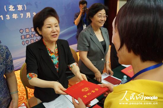 全國婦聯(lián)黨組副書記、副主席、書記處書記孟曉駟為獲獎者頒發(fā)榮譽證書