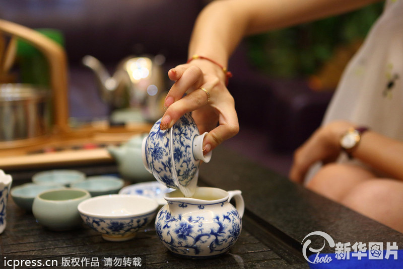 億萬(wàn)富豪深圳“選妻” 女子過三關(guān)沏茶見端雅
