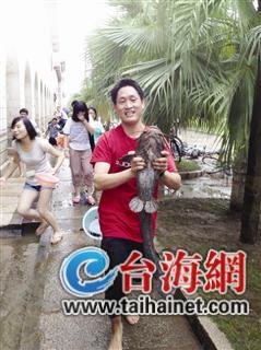 同學(xué)們，抓魚了 圖片來自網(wǎng)友微博