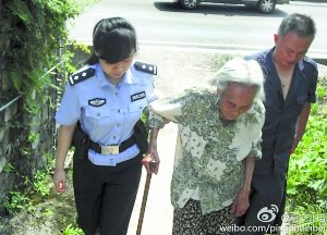 民警將吳婆婆送回家。 警方供圖