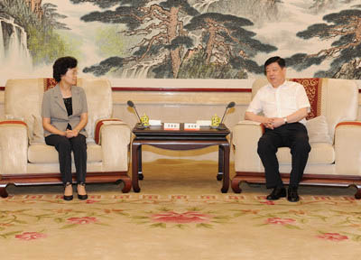 8月5日，山東省委書(shū)記、省人大常委會(huì)主任姜異康，省委副書(shū)記、省長(zhǎng)郭樹(shù)清會(huì)見(jiàn) 國(guó)務(wù)院婦兒工委副主任、全國(guó)婦聯(lián)黨組書(shū)記、副主席、書(shū)記處第一書(shū)記宋秀巖一行。