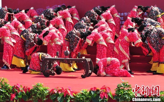 9月1日，一場別開生面的“重溫漢唐風(fēng)”漢式集體婚禮在泉城濟(jì)南舉行，72名新人身著傳統(tǒng)漢服喜結(jié)良緣，并在許愿墻上許下“千年共枕眠，一世永相愛”心愿。圖為新人解纓結(jié)發(fā)。中新社發(fā) 張勇 攝