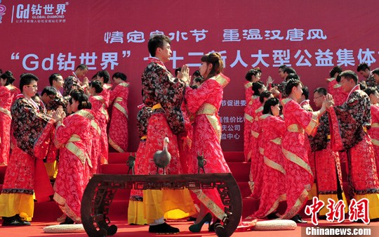 9月1日，一場別開生面的“重溫漢唐風(fēng)”漢式集體婚禮在泉城濟(jì)南舉行，72名新人身著傳統(tǒng)漢服喜結(jié)良緣，并在許愿墻上許下“千年共枕眠，一世永相愛”心愿。圖為新人解纓結(jié)發(fā)。中新社發(fā) 張勇 攝