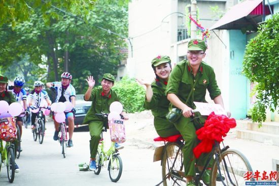 9月8日，騎自行車(chē)結(jié)婚，王凱和竇曉梅都難掩幸福與喜悅。