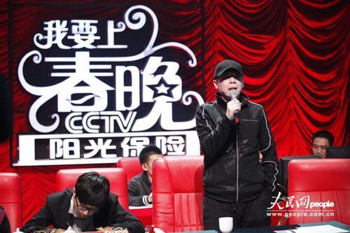 馮小剛亮相央視《我要上春晚》人氣王評選錄制現(xiàn)場。