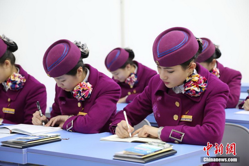 動妹們每天有規(guī)定集中學習和討論的內(nèi)容，包括列車服務和應急處理等知識。