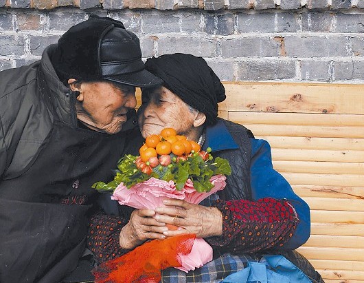 103歲的吳從漢和105歲的妻子吳宋氏說(shuō)悄悄話(huà)。