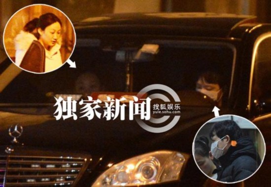 說到王力宏，不得不提李云迪。而李云迪的戀情也處在穩(wěn)定甜蜜狀態(tài)。李云迪與王力宏同天公布女友被傳為佳話，可歌可泣的是兩人的女友是校友，好神奇。李云迪宣稱女友田霏畢業(yè)于哥倫比亞大學(xué)，但網(wǎng)友發(fā)現(xiàn)田霏所在巴納德學(xué)院是三流學(xué)校。