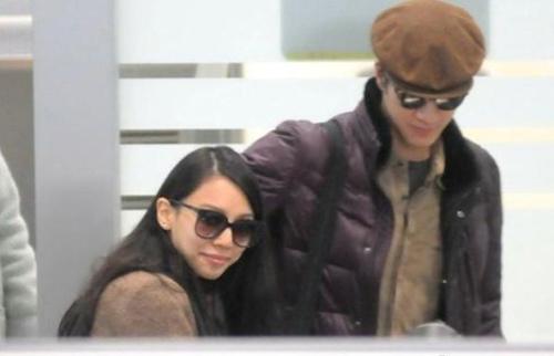 王力宏自從自曝結(jié)婚之后，真是與小嬌妻寸步不離，到哪都把老婆帶在身邊，“二嫂”李靚蕾也總是亦步亦趨，跟隨左右。