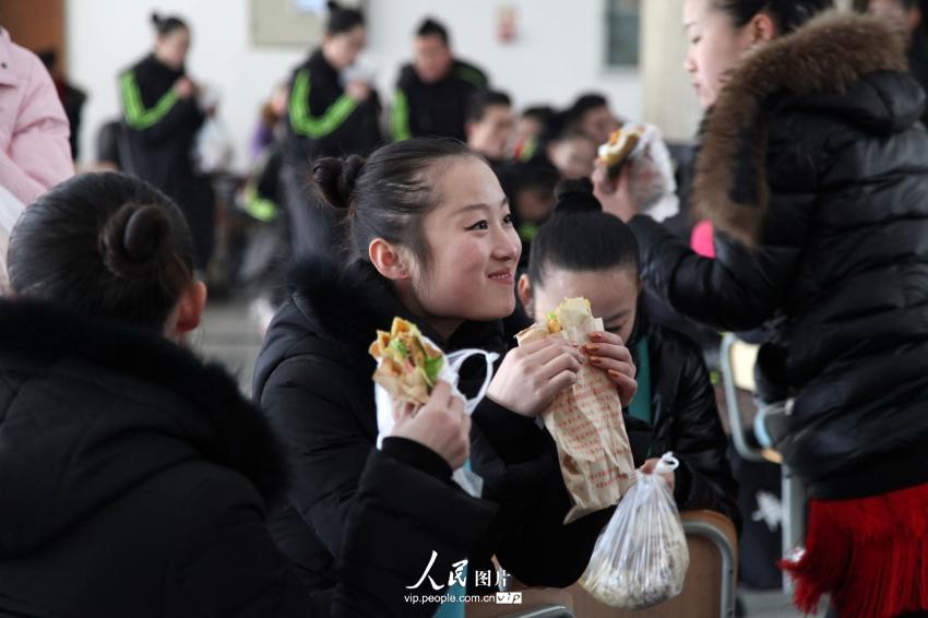 2014年2月17日，山東濱州，背著大包小包的藝考考生在濱州學(xué)院報(bào)名點(diǎn)候考。