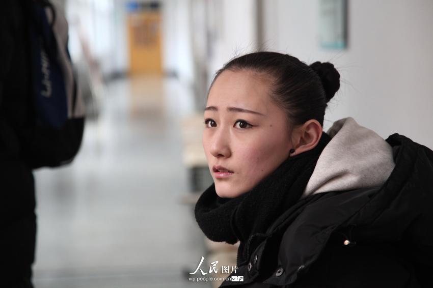 2014年2月17日，山東濱州，背著大包小包的藝考考生在濱州學(xué)院報(bào)名點(diǎn)候考。