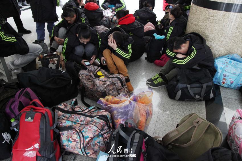 2014年2月17日，山東濱州，背著大包小包的藝考考生在濱州學(xué)院報(bào)名點(diǎn)候考。