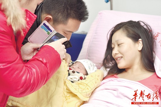 2月26日，雷超超順利生下一子，親人第一時(shí)間拍下合影，隨后她傳上微博與粉絲分享喜悅。記者唐俊攝