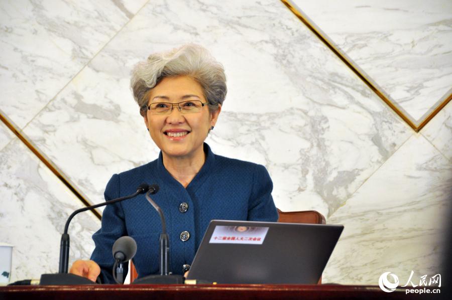 全國人大會議女發(fā)言人傅瑩。人民網(wǎng)記者 于凱 攝影