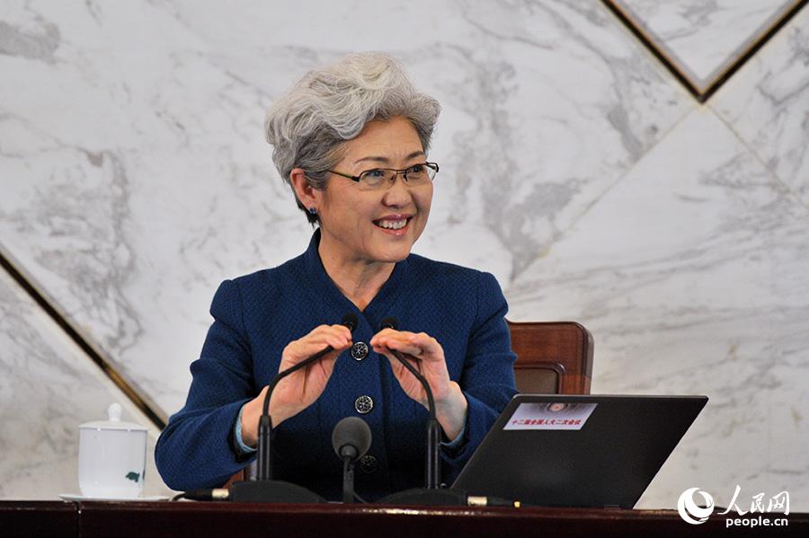 全國人大會議女發(fā)言人傅瑩。人民網(wǎng)記者 于凱 攝影
