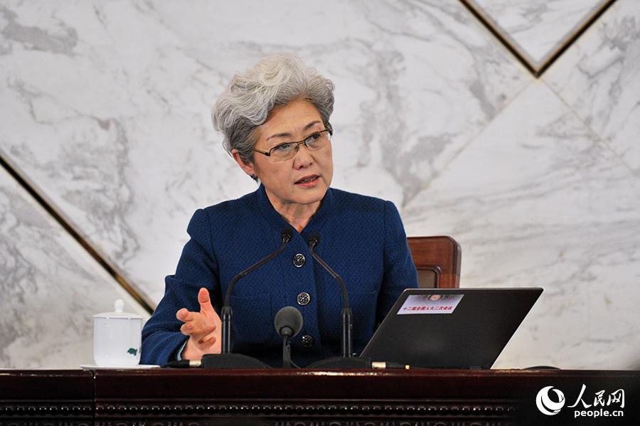 全國人大會議女發(fā)言人傅瑩。人民網(wǎng)記者 于凱 攝影