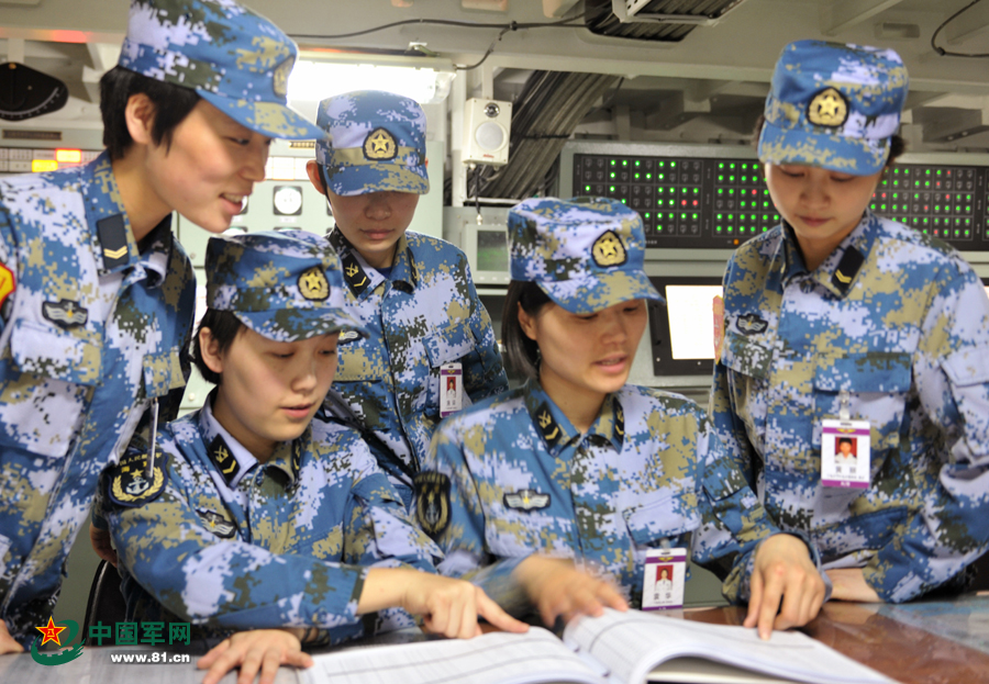 遼寧艦女艦員共同學(xué)習(xí)專業(yè)知識。本網(wǎng)通訊員 王松岐 攝