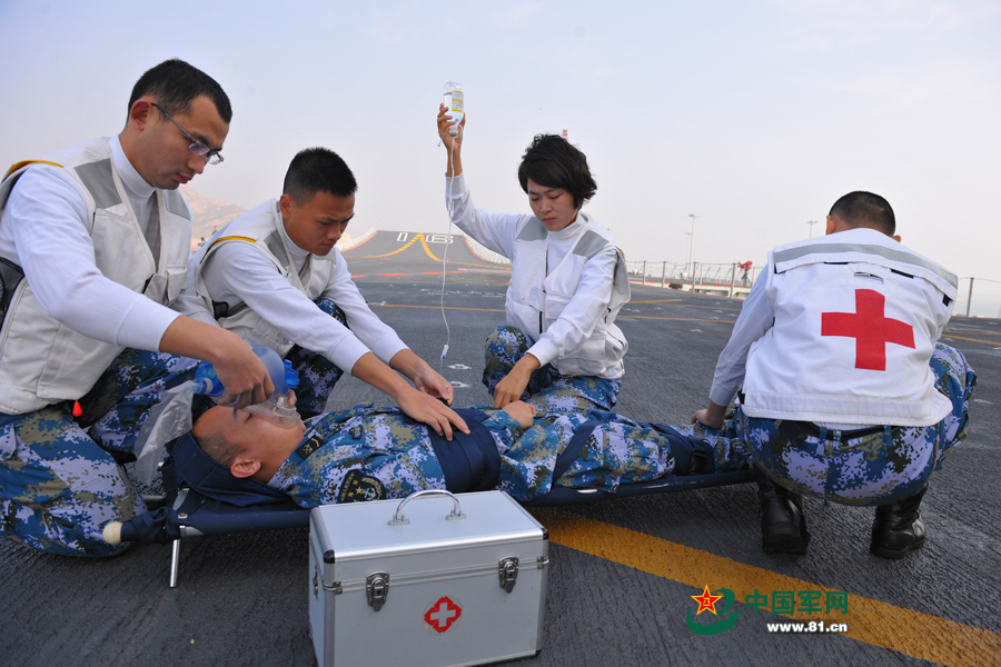 遼寧艦女艦員任穎琦參加戰(zhàn)傷救護(hù)演練。本網(wǎng)通訊員 張凱 攝