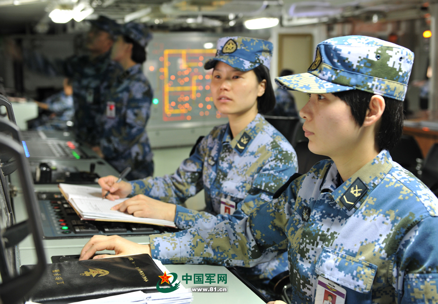 女艦員在機(jī)電集控室里值班。本網(wǎng)通訊員 王松岐 攝