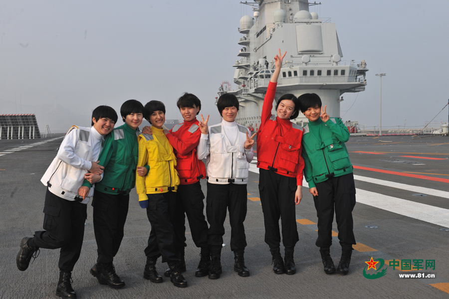 下班后歡樂的“彩虹女艦員”。本網(wǎng)通訊員 王松岐 攝