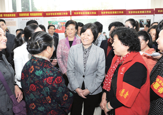 4月16日，沈躍躍在武漢市百步亭社區(qū)調(diào)研時(shí)，與社區(qū)志愿者親切交談。記者 楊睿 攝