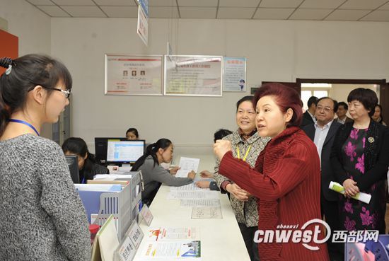 孟曉駟了解社區(qū)“婦女之家”工作的創(chuàng)建情況。
