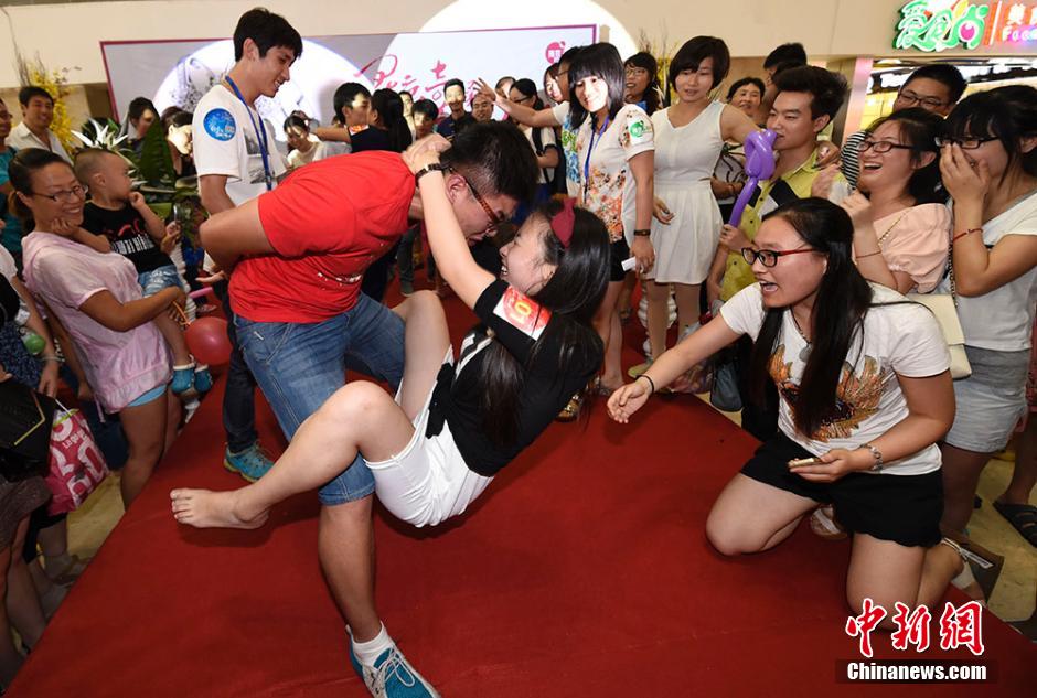 亮瞎！南京舉辦接吻大賽 情侶各顯“高招”