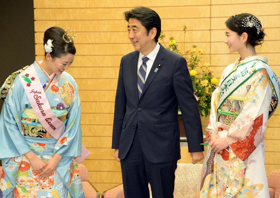 安倍接見(jiàn)日本櫻花女王、綠色女神