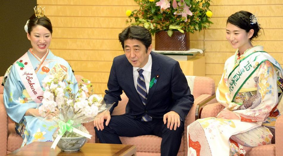 安倍接見日本櫻花女王、綠色女神