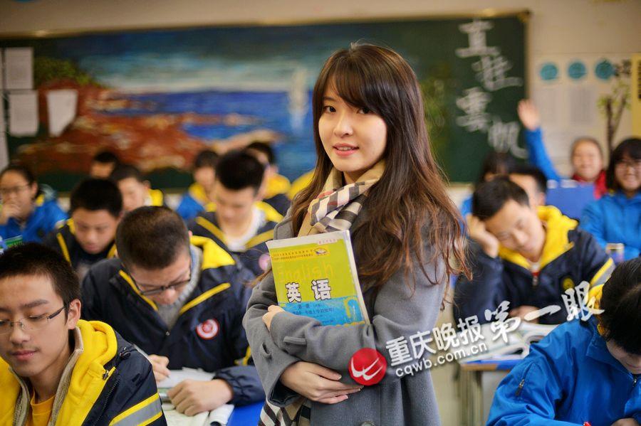 近日，這樣一條微博在網(wǎng)上流傳甚廣：“重慶八中有個(gè)最美英語(yǔ)老師，酷似周慧敏，北京林業(yè)大學(xué)畢業(yè)，愛(ài)自拍，愛(ài)唱歌，接地氣。在朋友圈發(fā)照片，秒回點(diǎn)贊者眾多，還有一些同學(xué)想對(duì)她說(shuō)，大家都想回八中復(fù)讀了！”據(jù)了解，這位老師名叫范家璐，1992年出生，高中曾就讀于重慶八中。