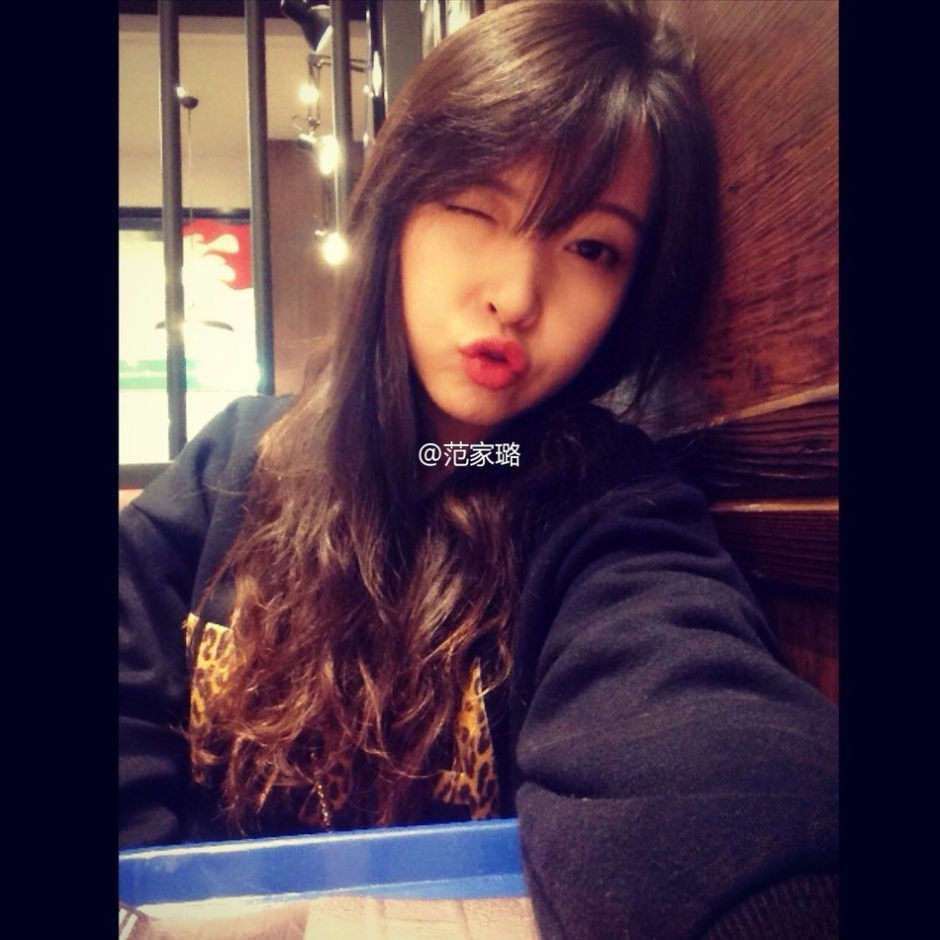 近日，這樣一條微博在網(wǎng)上流傳甚廣：“重慶八中有個(gè)最美英語(yǔ)老師，酷似周慧敏，北京林業(yè)大學(xué)畢業(yè)，愛(ài)自拍，愛(ài)唱歌，接地氣。在朋友圈發(fā)照片，秒回點(diǎn)贊者眾多，還有一些同學(xué)想對(duì)她說(shuō)，大家都想回八中復(fù)讀了！”據(jù)了解，這位老師名叫范家璐，1992年出生，高中曾就讀于重慶八中。