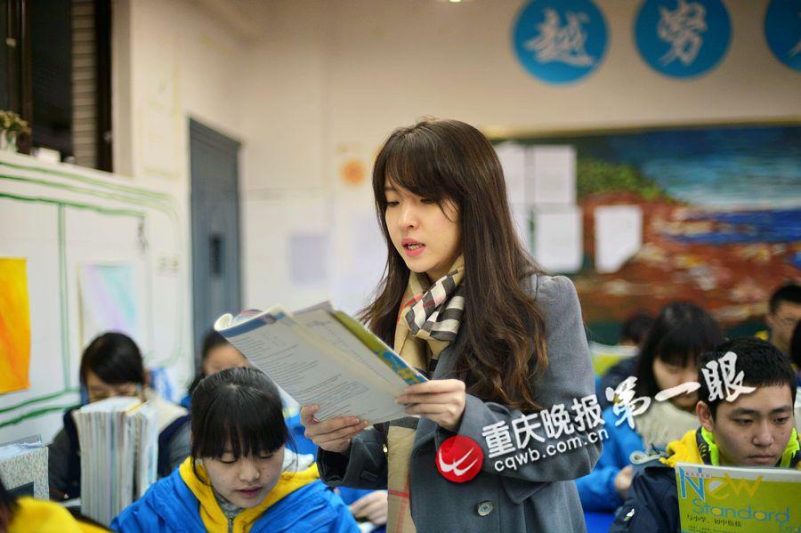 近日，這樣一條微博在網(wǎng)上流傳甚廣：“重慶八中有個(gè)最美英語(yǔ)老師，酷似周慧敏，北京林業(yè)大學(xué)畢業(yè)，愛(ài)自拍，愛(ài)唱歌，接地氣。在朋友圈發(fā)照片，秒回點(diǎn)贊者眾多，還有一些同學(xué)想對(duì)她說(shuō)，大家都想回八中復(fù)讀了！”據(jù)了解，這位老師名叫范家璐，1992年出生，高中曾就讀于重慶八中。