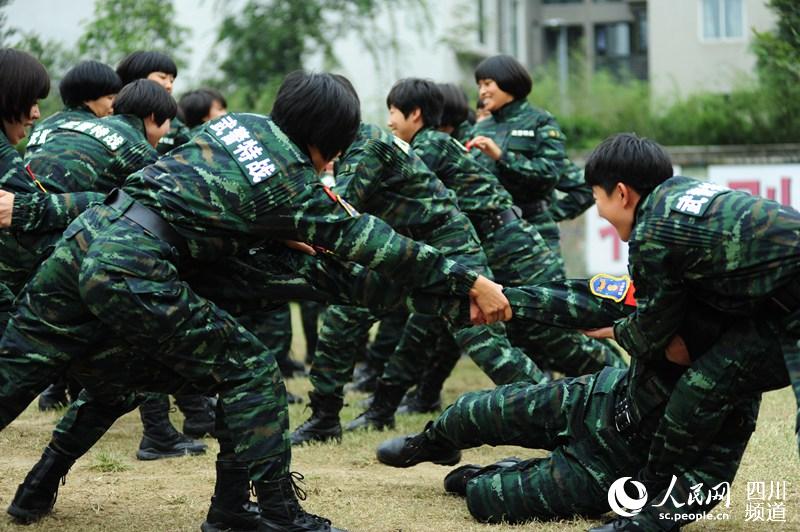 即將退伍的女兵們，訓(xùn)練場上玩的很開心。（圖片由四川武警涼山支提供）