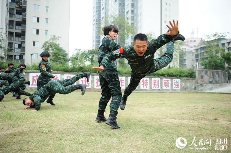 四川總隊女子特警隊老兵在進(jìn)行擒敵訓(xùn)練。（圖片由四川武警涼山支提供）