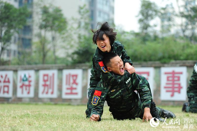 四川總隊女子特警隊老兵在進(jìn)行擒敵訓(xùn)練。（圖片由四川武警涼山支提供）