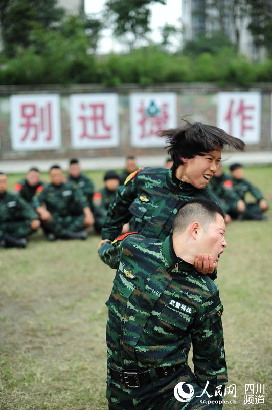 武警四川總隊女子特警隊老兵最后一次進(jìn)行擒敵訓(xùn)練。（圖片由四川武警涼山支提供）
