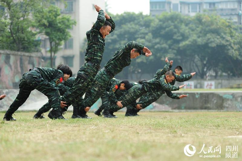 訓(xùn)練場上，與男兵一比高低。（圖片由四川武警涼山支提供）