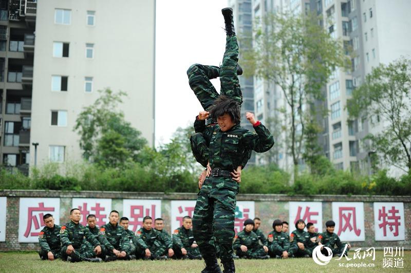 訓(xùn)練場上的警營女兵。（圖片由四川武警涼山支提供）