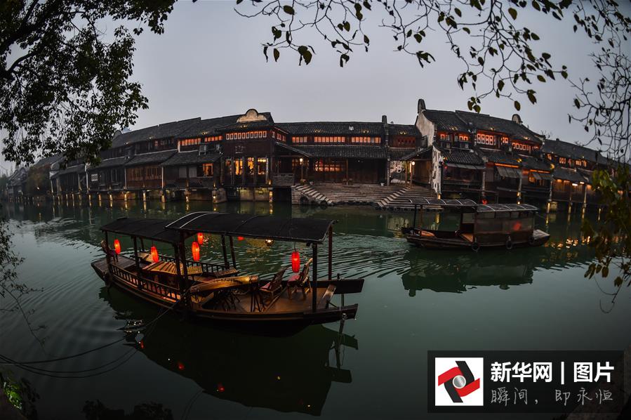 12月15日，烏鎮(zhèn)西柵呈現(xiàn)美麗的夜色。