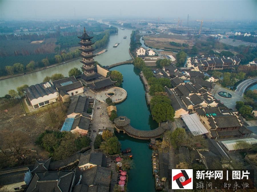 這是12月8日航拍的烏鎮(zhèn)西柵景區(qū)的古鎮(zhèn)風貌。