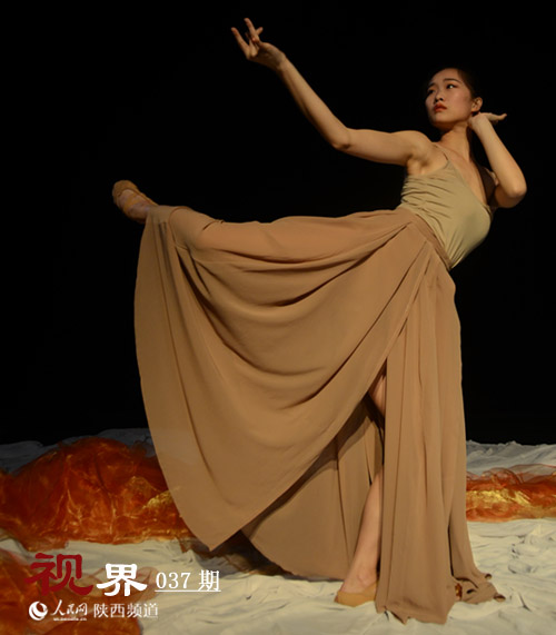 倩影曼妙，舞姿婀娜。舞者用律動(dòng)、造型，賦予生命的原始躁動(dòng)以節(jié)奏秩序，使之化為一種情調(diào)，可洞若觀火地呈現(xiàn)。