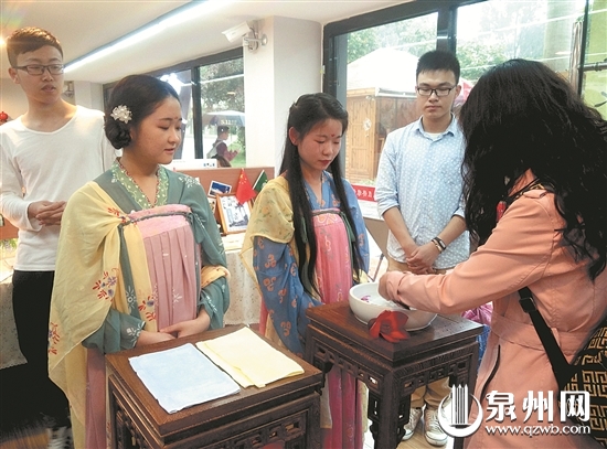 中國(guó)情人節(jié)!著漢服仿古禮 華大學(xué)子重現(xiàn)上巳節(jié)