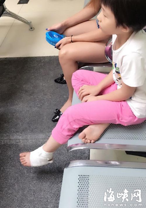  女孩至今還無(wú)法正常走路，需要人看護(hù)