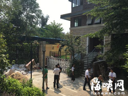 別墅院子外裝上了電子開閉門，室內(nèi)也鋪好了人造草坪