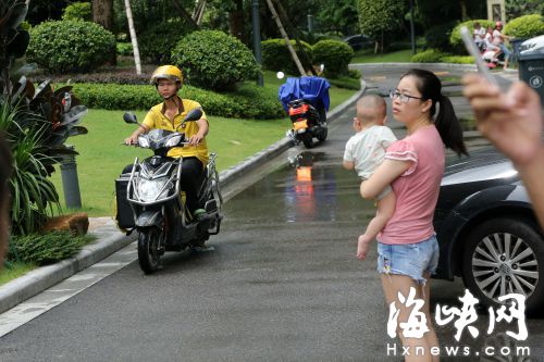 男童被撞身亡后，送外賣、快遞的電動車昨仍頻頻進入該小區(qū)