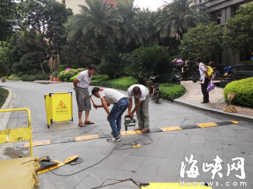 男童被撞亡后，該小區(qū)開始在通道上加裝減速帶