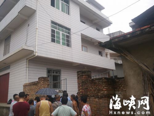 母女當(dāng)時(shí)住在二樓，雙雙被砍死在二樓門口 