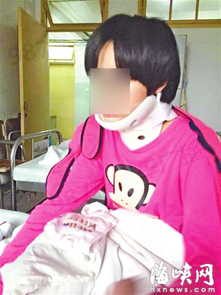 ▲初二女生被砸后，“頸椎半脫位”，戴著頸托治療